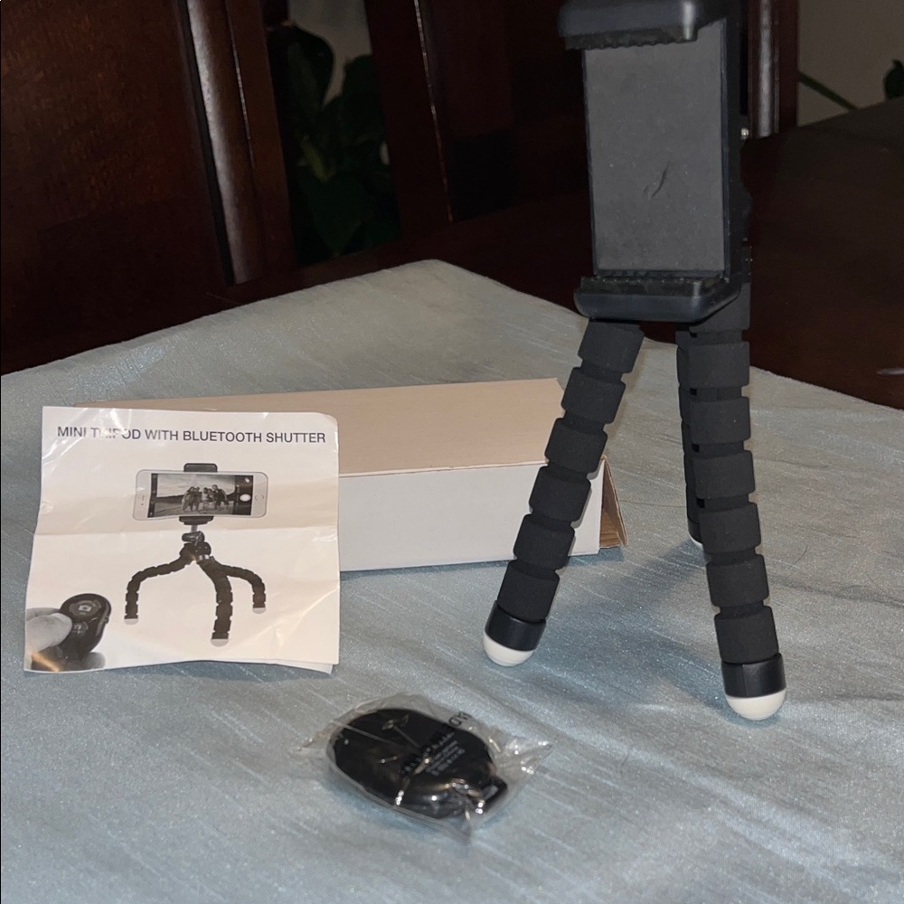 Black Flexible Mini Tripod Flexible Legs Smartphone Mount & Bluetooth Shutter